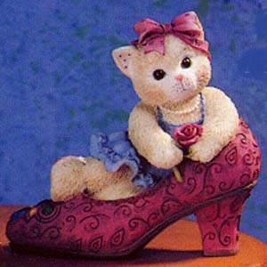 Calico Kitten Figurine "It's Not Easy Filling Your Shoes" Beige and White Cat
- A Calico Kitten in an Elegant Pump
- made by Enesco in 1997 and has been retired