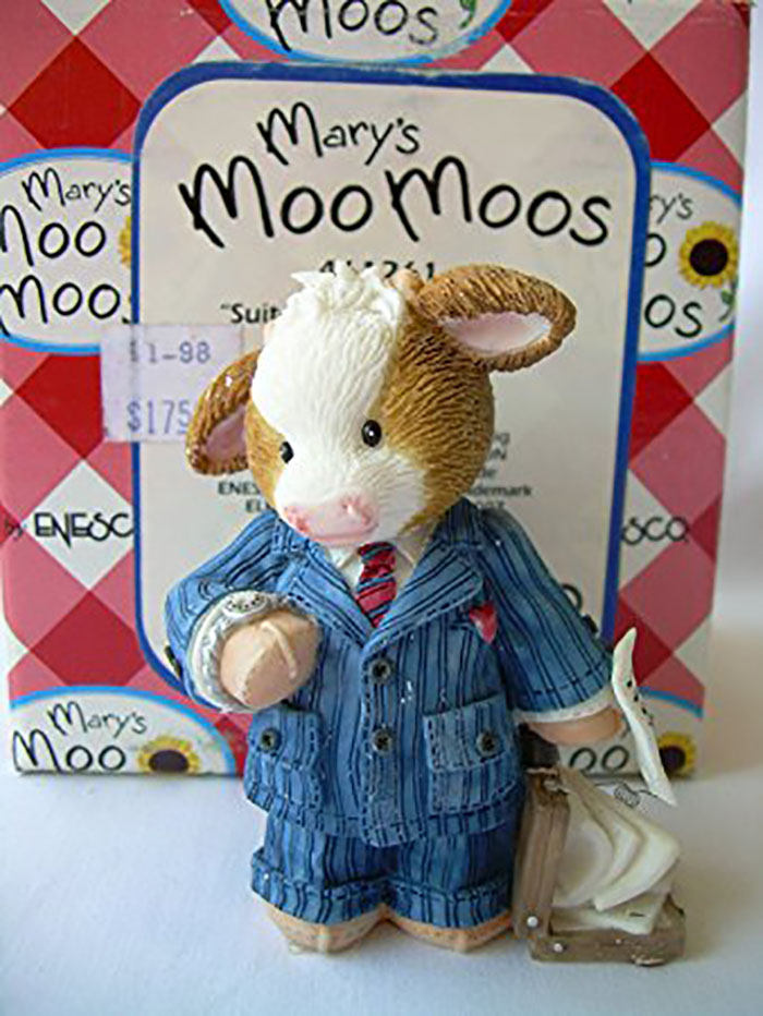 Mary's Moo Moos Business Cow "Suit A Bull For Business" Mary's Moo Moos Business Cow "Suit A Bull For Business"
- Ready for the Bull Market!
- made by Enesco in 1998