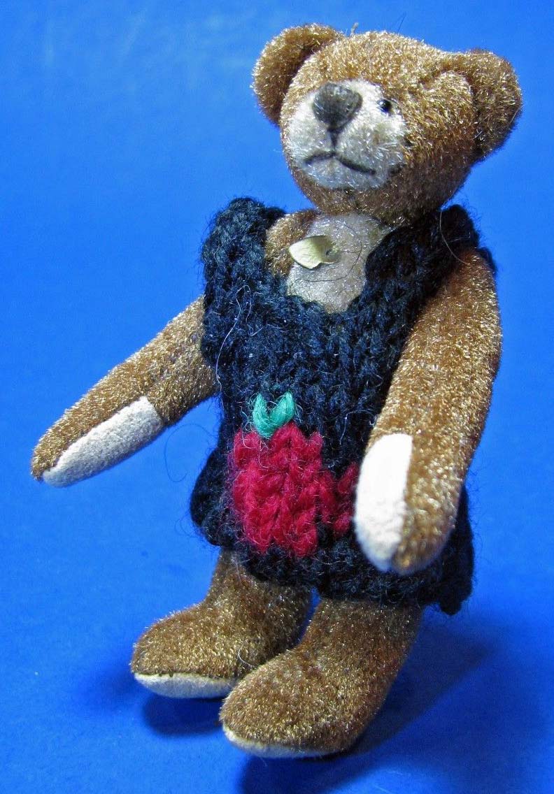Ganz Cottage Collectibles Miniatures Bruno the Brown Teddy Bear in an Apple Sweater Ganz Cottage Collectibles Miniatures Bruno the Brown Teddy Bear in an Apple Sweater
- designed by Lorraine Chen
- fully jointed plush Teddy Bear