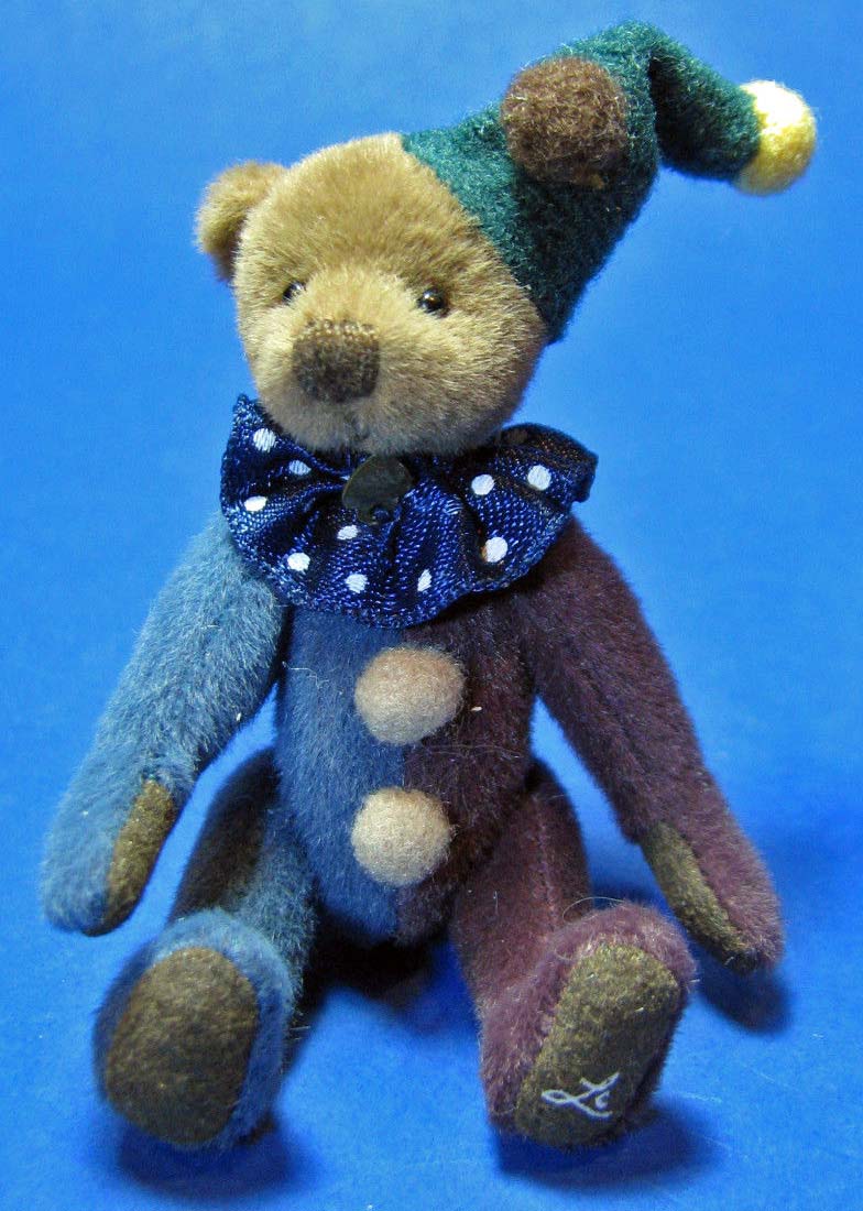 Ganz Cottage Collectibles Miniatures Joker Clown Teddy Bear Ganz Cottage Collectibles Miniatures Joker Clown Teddy Bear
- designed by Lorraine Chen
- fully jointed plush Teddy Bear