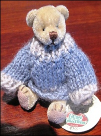 Ganz Cottage Collectibles Miniatures Ross the Beige Teddy Bear in Gray Sweater Ganz Cottage Collectibles Miniatures Ross the Beige Teddy Bear in Gray Sweater
- introduced in 1997 and has been retired
- designed by Lorraine Chen
- fully jointed plush Teddy Bear