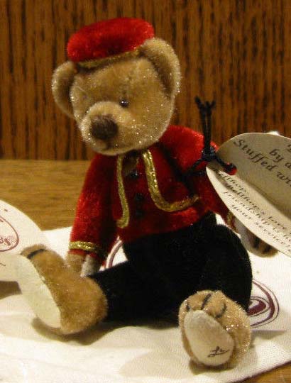 Ganz Cottage Collectibles Miniatures Bellhop Teddy Bear Ganz Cottage Collectibles Miniatures Bellhop Teddy Bear
- introduced in 1997 and has been retired
- designed by Lorraine Chen
- fully jointed plush Teddy Bear