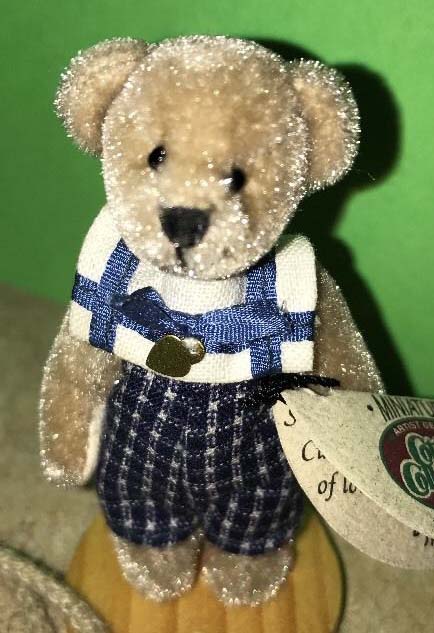 Ganz Cottage Collectibles Miniatures Steve Teddy Bear Blue Sailor Outfit Ganz Cottage Collectibles Miniatures Steve Teddy Bear Blue Sailor Outfit
- designed by Lynda Kunz
- fully jointed plush Teddy Bear
