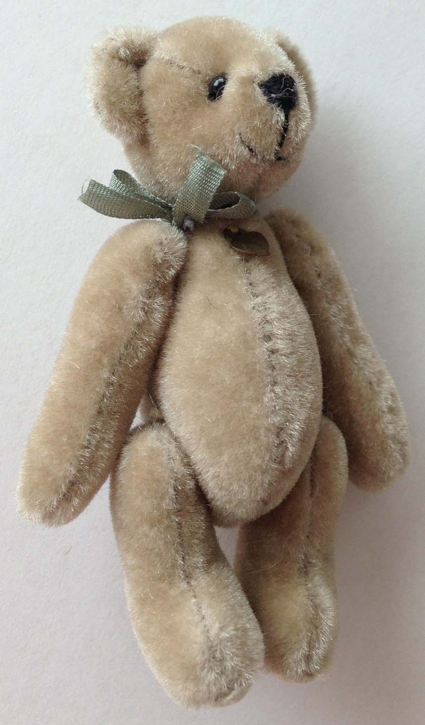 Ganz Cottage Collectibles Miniatures Samson the Beige Teddy Bear with Green Ribbon Ganz Cottage Collectibles Miniatures Samson the Beige Teddy Bear with Green Ribbon
- designed by Lynda Kunz
- fully jointed plush Teddy Bear