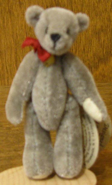 Ganz Cottage Collectibles Miniatures Greg the Gray Teddy Bear with Burgundy Bow Ganz Cottage Collectibles Miniatures Greg the Gray Teddy Bear with Burgundy Bow
- introduced in 1997 and has been retired
- designed by Lynda Kunz
- fully jointed plush Teddy Bear