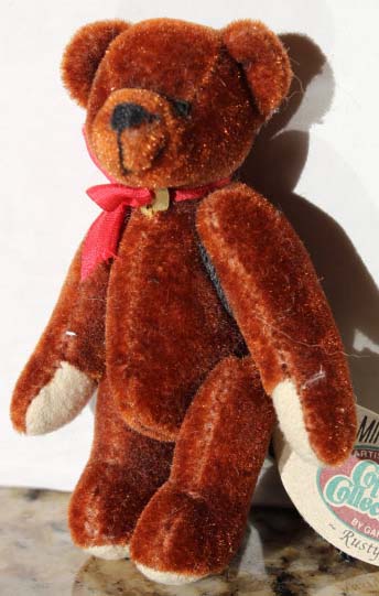 Ganz Cottage Collectibles Miniatures Rusty Teddy Bear with Red Bow Ganz Cottage Collectibles Miniatures Rusty Teddy Bear with Red Bow
- introduced in 1999 and has been retired
- designed by Lynda Kunz
- fully jointed plush Teddy Bear
