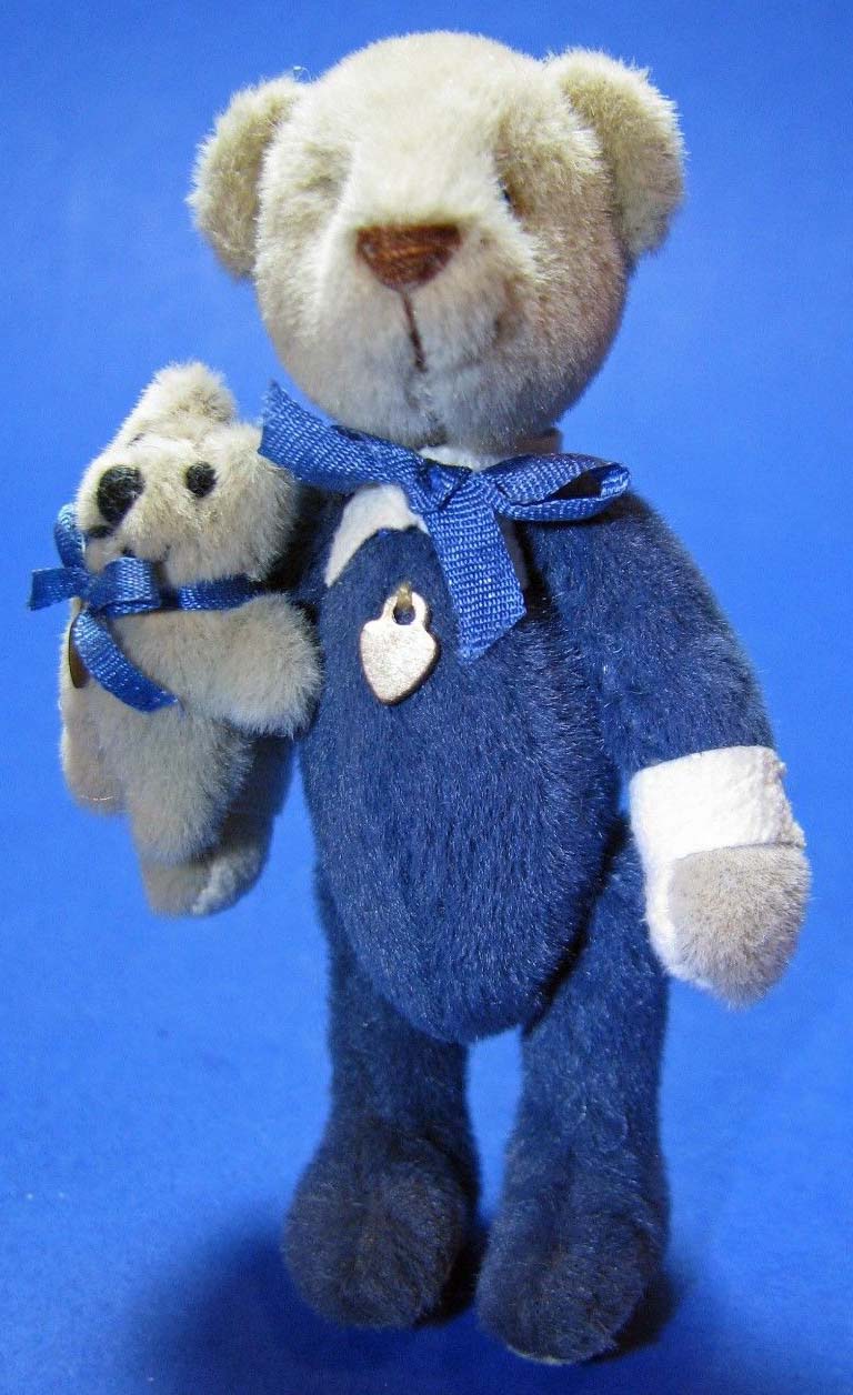 Ganz Cottage Collectibles Miniatures Kyle Teddy Bear in Blue Footy Pajamas with a Tiny Teddy Bear Ganz Cottage Collectibles Miniatures Kyle Teddy Bear in Blue Footy Pajamas with a Tiny Teddy Bear
- designed by Lynda Kunz
- fully jointed plush Teddy Bear