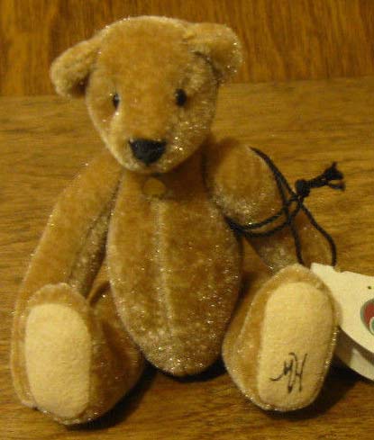 Ganz Cottage Collectibles Miniatures Joey Teddy Bear Ganz Cottage Collectibles Miniatures Joey Teddy Bear
- introduced in 1999 and has been retired
- designed by Mary Holstad
- fully jointed plush Teddy Bear