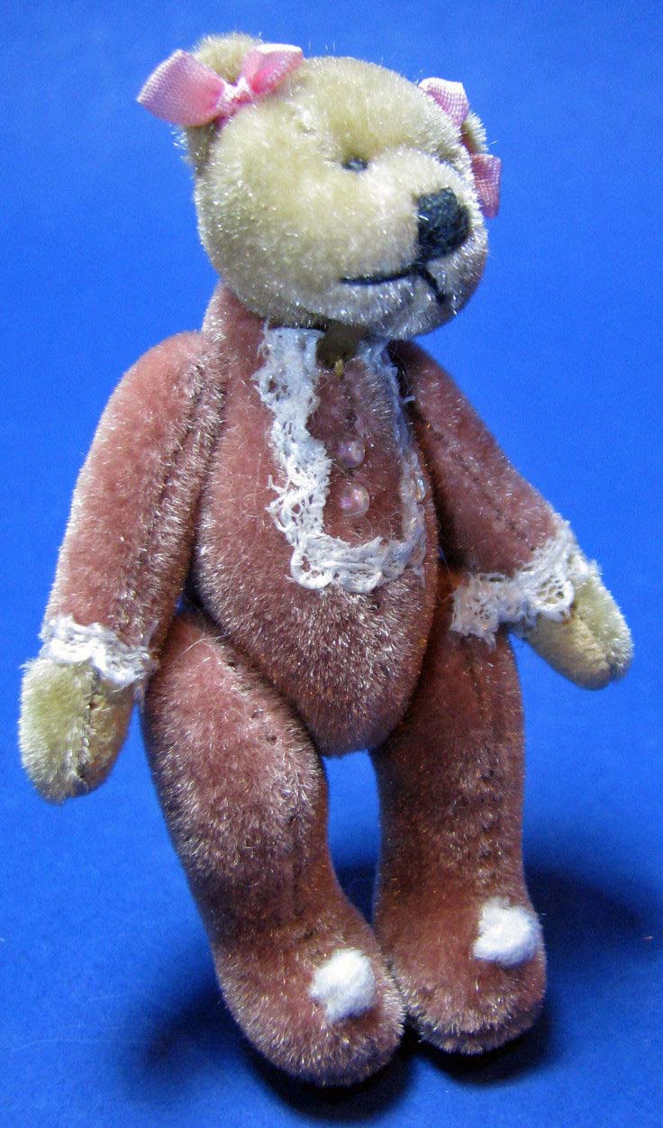 Ganz Cottage Collectibles Miniatures Baby Girl Teddy Bear in Mauve Footy Pajamas Ganz Cottage Collectibles Miniatures Baby Girl Teddy Bear in Mauve Footy Pajamas
- designed by Mary Holstad
- fully jointed plush Teddy Bear